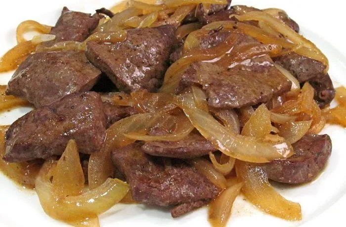 Receta de panitas de vacuno al jugo encebolladas: Económicas y nutritivas para 4 personas 1 Plato de panitas de vacuno encebolladas y cebolla caramelizada,