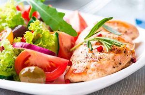 Receta de pechuga de pollo a la plancha con ensalada