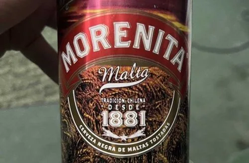 Malta Morenita Botella de cerveza negra Malta Morenita, el ingrediente base tradicional para este cóctel chileno.