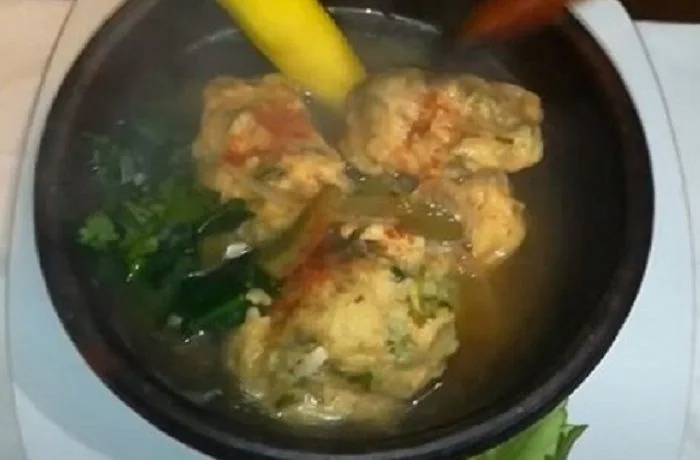 Receta de machos ahogados o sopones Machos ahogados calientes en plato de greda, sopa chilena de invierno, receta tradicional de sopones.