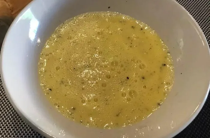 Huevos a la ostra chilenos servidos en un tazón, una mezcla cruda de huevo y limón.