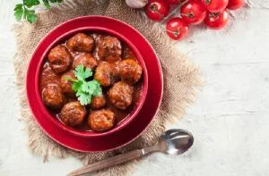 Albóndigas con salsa de tomate, receta chilena