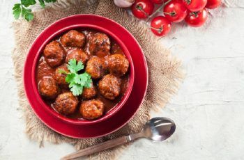 Receta de albóndigas con salsa de tomate a la chilena Receta de albóndigas con salsa de tomate a la chilena