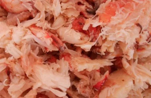 Carne de jaiba desmenuzada Carne de jaiba blanca y limpia, desmenuzada manualmente para asegurar que no queden restos de caparazón.
