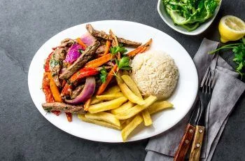 Receta de lomo saltado peruano fácil: Comida fusión chifa tradicional Receta de lomo saltado peruano fácil: Comida fusión chifa tradicional