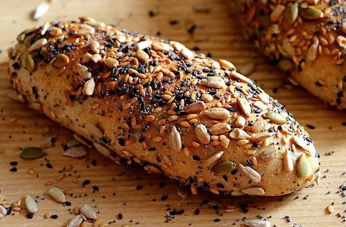Receta de pan multigrano o multicereales casero: Natural, saludable y rico en fibra 1 Pan multigrano de alta fibra con semillas de calabaza y linaza, receta saludable.