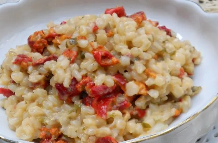 Receta de arroz con piures chilenos: Innovación y tradición reunidas en una preparación 1 Plato hondo de arroz con piures chilenos, un guiso de marisco y arroz