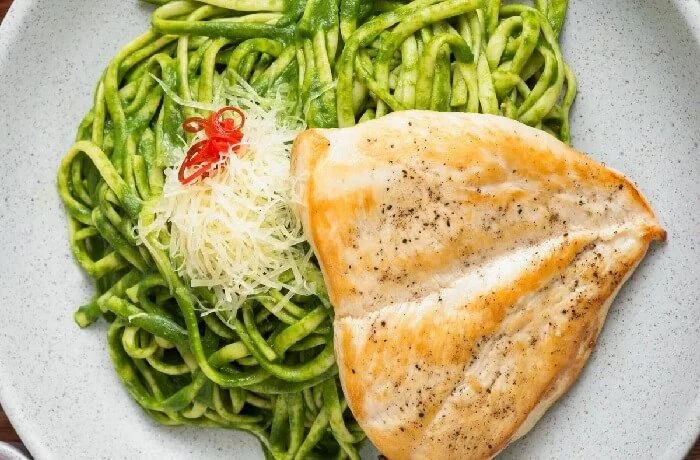 Receta de tallarines verdes con pollo: Casera, fácil y deliciosa para 4 personas 1 Receta de tallarines verdes con pollo - Comidas Chilenas