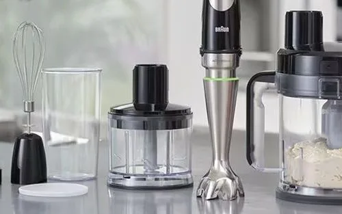 Minipimer eléctrica Una licuadora de mano triturando los ajíes para obtener una consistencia fina y homogénea.
