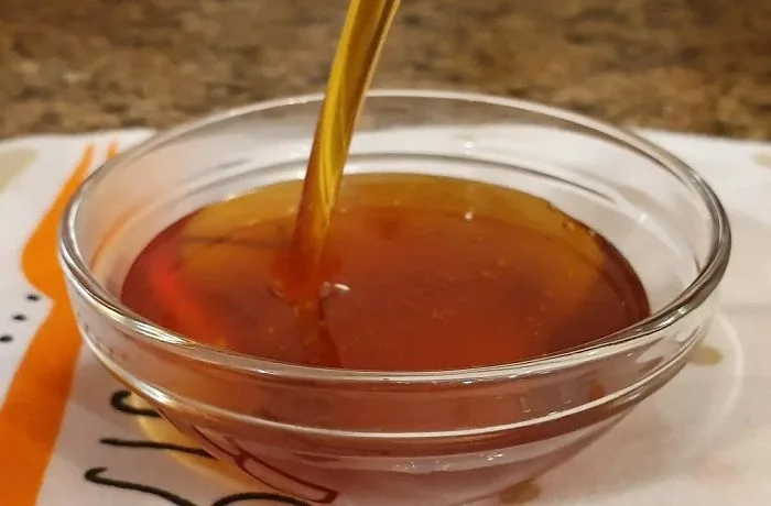 Caramelo líquido recién hecho, de color dorado, vertido una fuente de vidrio para el macho ruso.