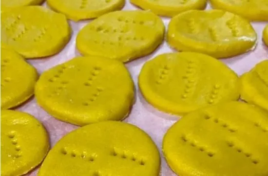 Sopaipillas sumergidas en aceite caliente burbujeante en una sartén profunda.
