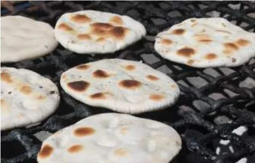 Churrasca cocinándose en una sartén caliente a fuego medio, con burbujas en la superficie.