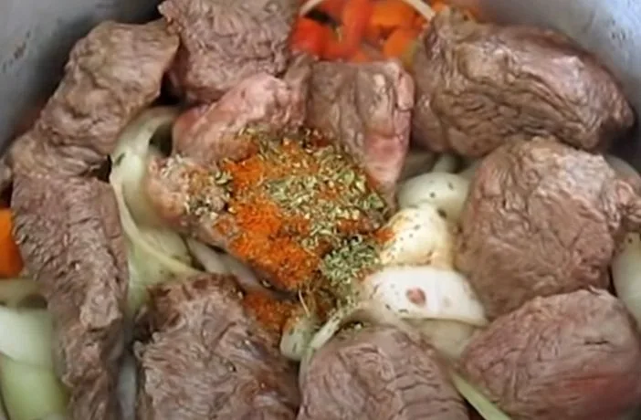 Cocción final carne al jugo Carne al jugo en cocción lenta sellada y con todos los ingredientes para la cocción final