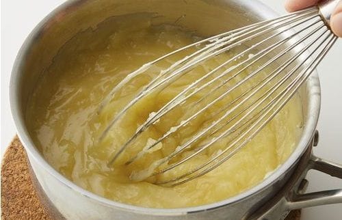 Crema de limón recién lista para verter sobre la base de masa horneada 