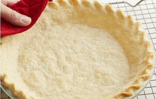 Masa para pie Masa de pie (o tarta) cruda estirada en el molde, lista para ser pinchada con tenedor y precocida