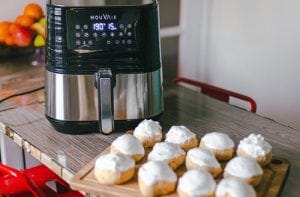 Freidora sin aceite Pajaritos dulces horneándose en una freidora de aire, una alternativa para cocinar sin aceite.