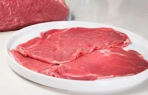 Churrascos Láminas delgadas de carne de vacuno (churrascos) en plancha, cocinándose para sándwich chacarero.