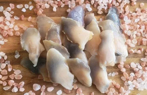 Lenguas de machas (marisco chileno) desconchadas para agregar al mariscal caliente.