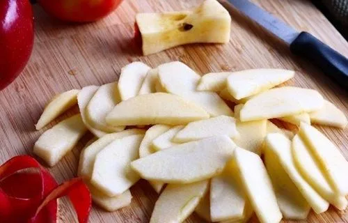 Manzanas trozadas Cubitos de manzana fresca y jugosa listos para ser incorporados a la masa del queque.