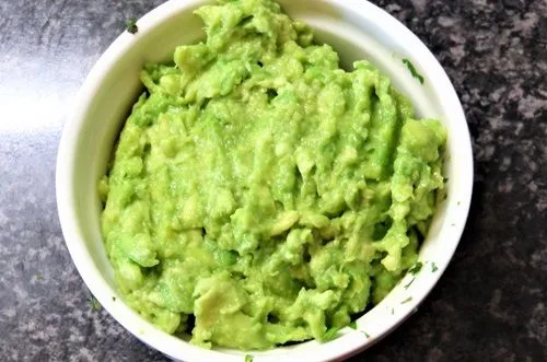 Palta madura molida con tenedor para obtener una textura gruesa y rústica tradicional.