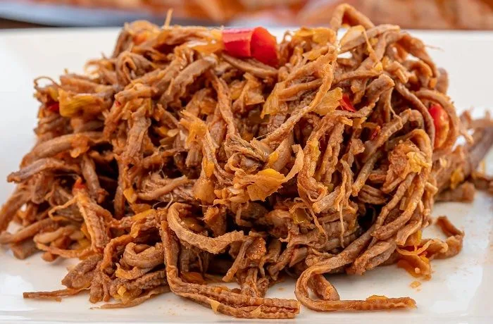 Lomo de res sellado y mechadado con verduras, listo para la cocción lenta en salsa.