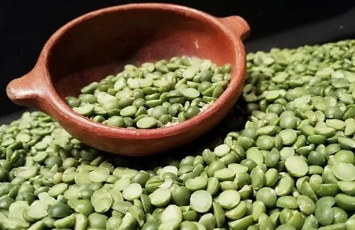Arvejas partidas secas listas para remojar y cocinar. Ingrediente base del millokín.