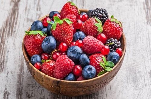 Berries Mezcla de berries (frambuesas y moras) frescos y limpios, listos para el gratinado.