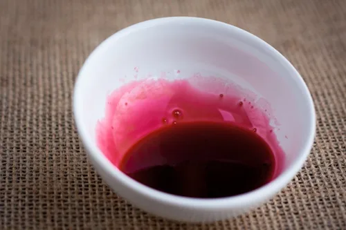 Colorante rojo disuelto para incorporar al caramelo y bañar las manzanas