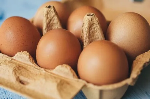 Huevos frescos Huevos y mantequilla derretida para la mezcla de panqueques