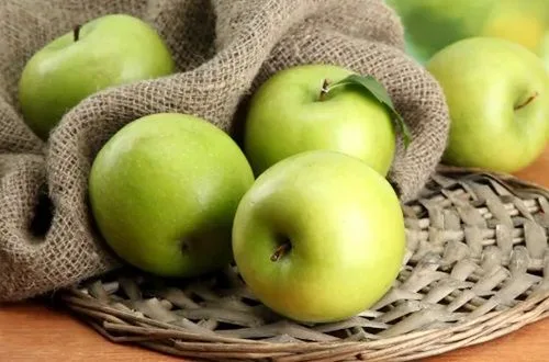 Manzana Granny Smith (verde), crujiente y ácida, ideal para confitar.