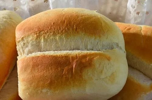 Marraqueta (pan batido) chilena listas para remojarse en leche para la base del budín.