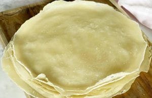 Masa arrollados Discos de masa de arrollado primavera casera, delgados y flexibles, apilados en una rejilla.
