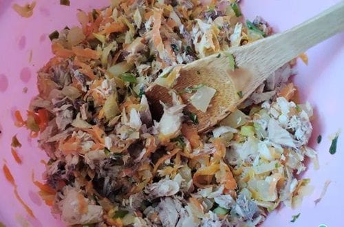 Mezcla final del budín de jurel, con sofrito, jurel y pan remojado, lista para hornear.