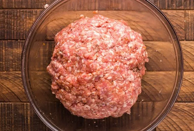 Mezcla de carne molida de cerdo y camarones cocidos en un bol para el relleno de los wantanes