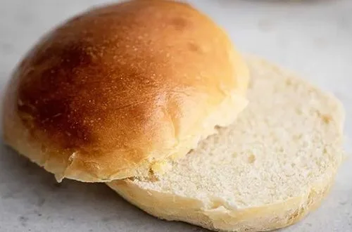Pan frica sándwich Pan frica (pan de hamburguesa) cortado, base popular para montar el sándwich chacarero.