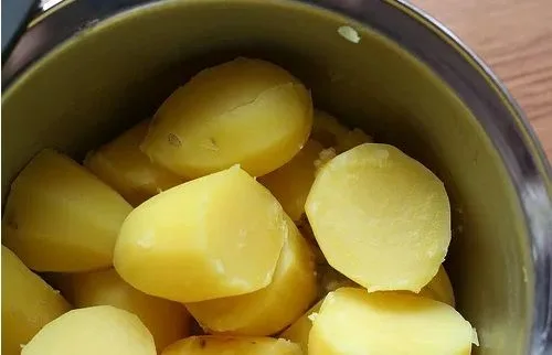 Papas cocidas Papas blancas cocidas y peladas listas para ser picadas en cubos uniformes.