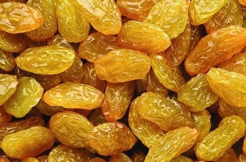 Pasas rubias y secas. Fruto seco añadido a la mezcla para dar sabor y textura.
