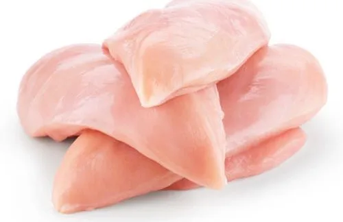 Filetes de pechuga de pollo crudo, listos para cocinar el consomé.