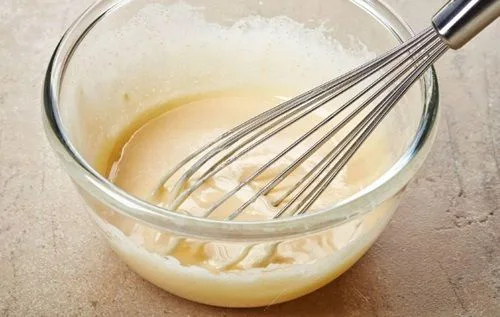 Mezclando los ingredientes Mezcla de leche y yemas incorporándose a la olla para espesar.