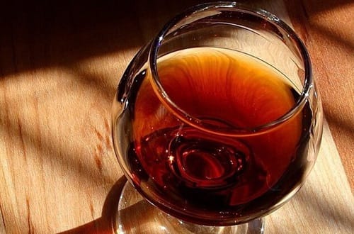 Coñac Coñac o Brandy para flambeado y elaboración de salsa de pollo.
