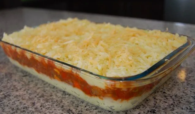Montaje de capas de pino y puré en fuente para pastel de papas