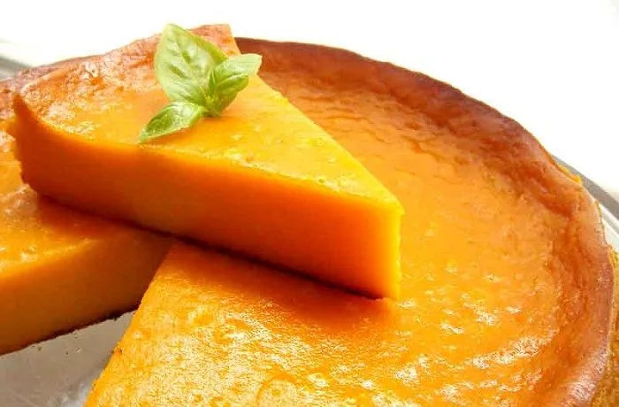 Receta de torta de auyama (zapallo) tradicional venezolana 1 Torta de auyama venezolana recién horneada, con superficie dorada, cortada en porciones.