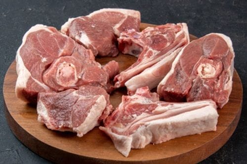 Trozos de carne magra de alpaca, cortada en cubos, lista para marinar.