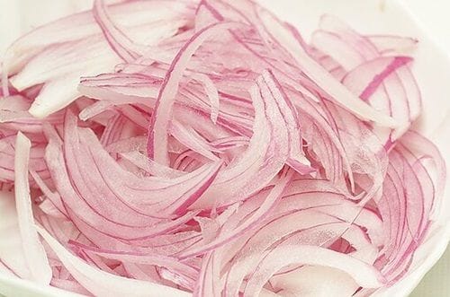 Cebolla morada juliana Cebolla morada picada en juliana, lista para ser amortiguada