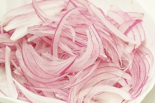 Cebolla morada picada en juliana, lista para ser amortiguada