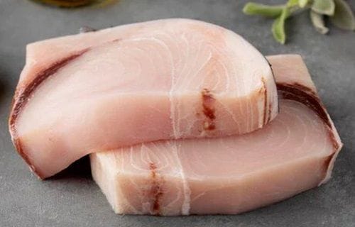 Filetes de albacora Filetes de albacora cruda, jugosos y limpios, sobre una bandeja, listos para marinar.