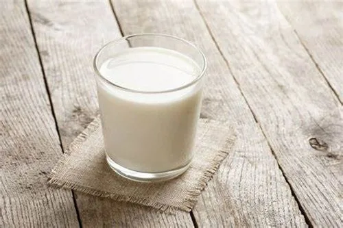Leche de vaca Leche de vaca entera en un vaso lista para añadir al puré