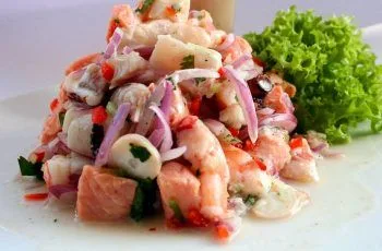 Receta de ceviche mixto chileno con salmón, camarones y calamar