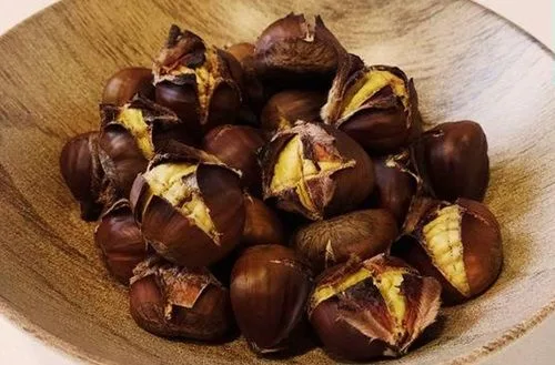 Castañas cocidas Castañas asadas al horno y peladas, listas para procesar y crear el puré base del tronco dulce.