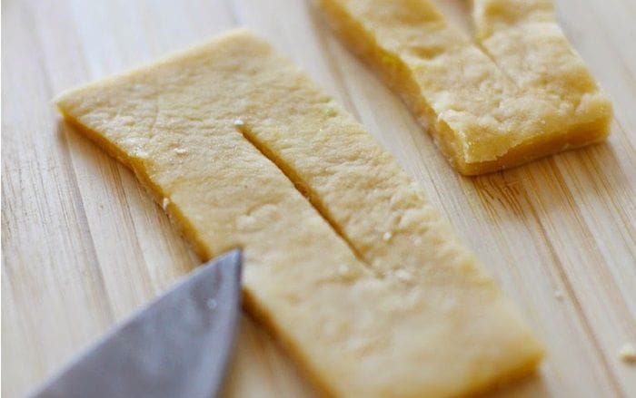 Corte central en un rectángulo de masa, formando el "ojal" para los calzones rotos